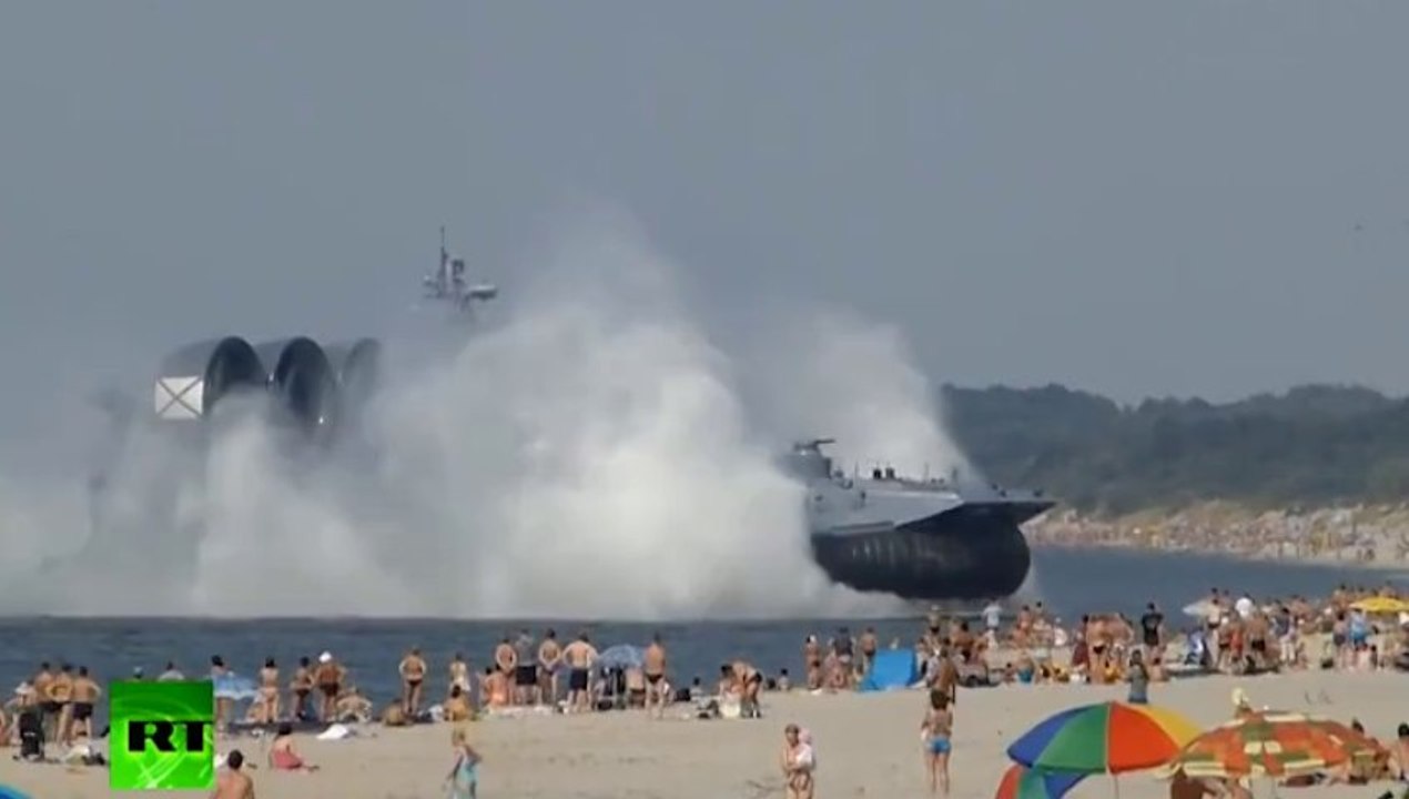Un aéroglisseur de l'armée russe investit une plage bondée