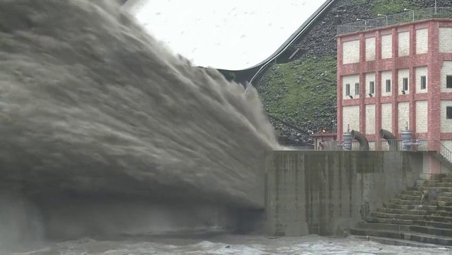 Un barrage crache les eaux des inondations à Taïwan