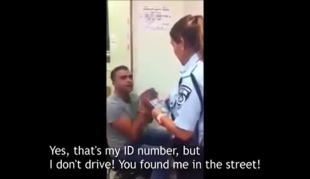 Arrestation d'un mec fou - il s'éclate la tête contre le mur!