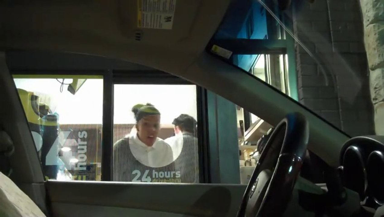 La voiture n'a pas de pilote... Caméra cachée dans un fast food.