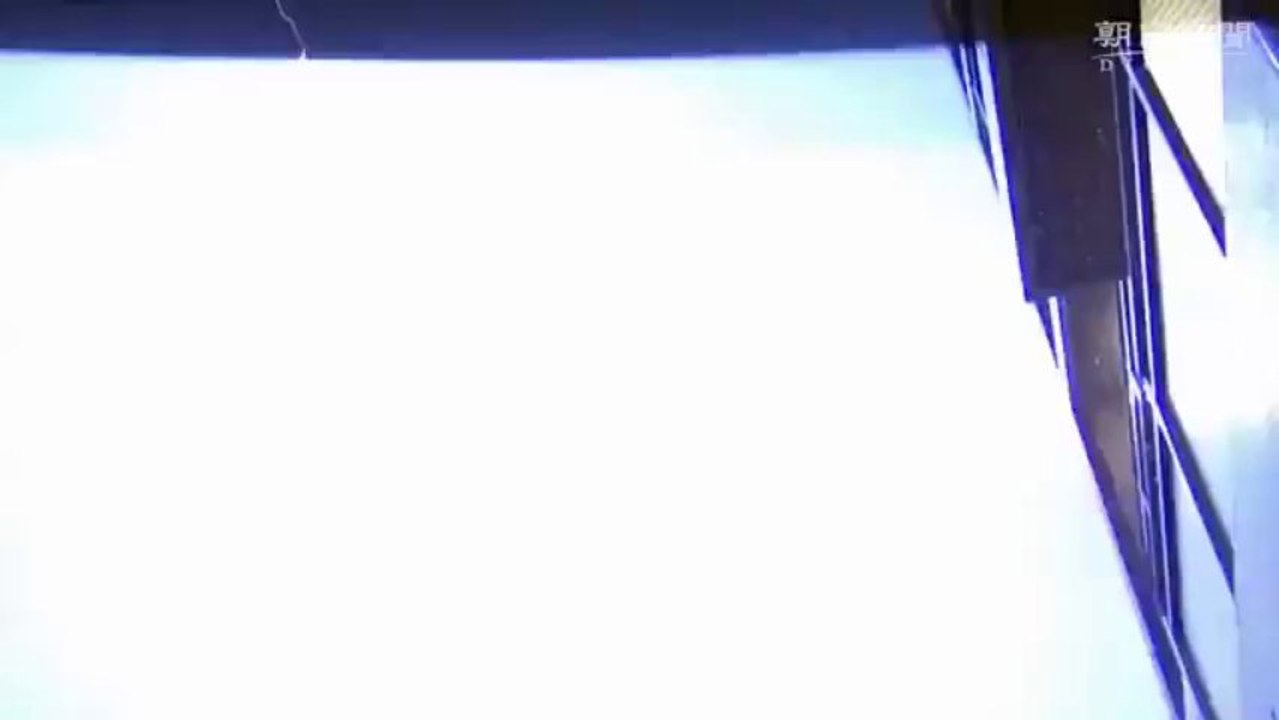 Des éclairs impressionnants sur la plus haute tour de tokyo.