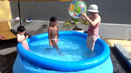 ac16 Avó com netos na piscina