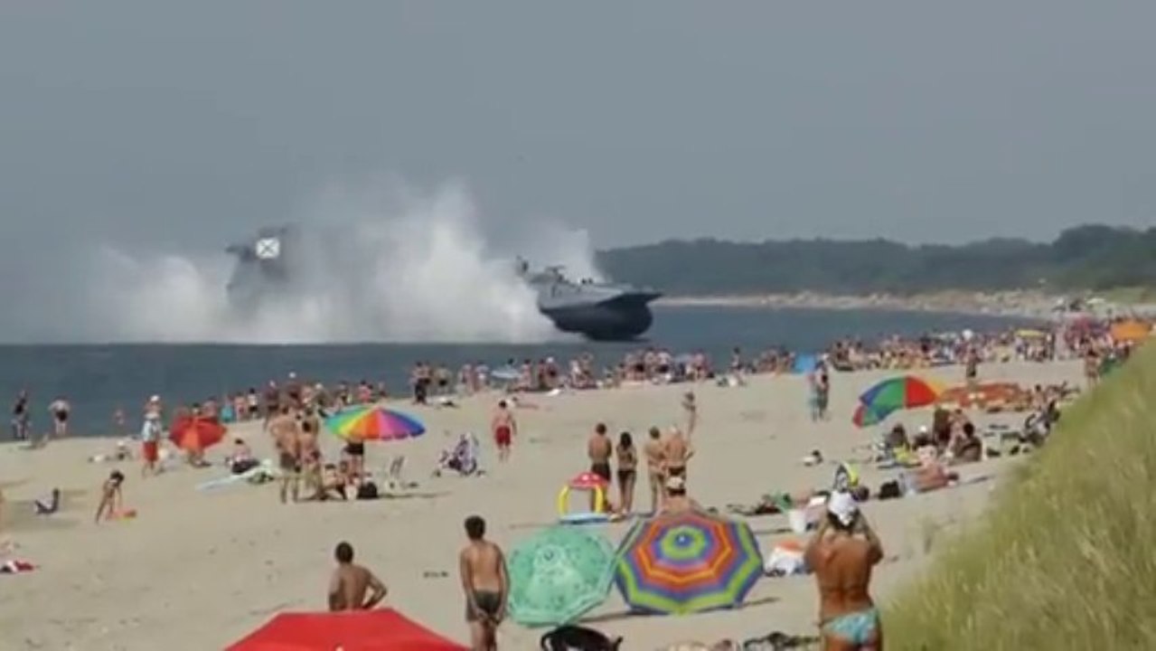 Russie, un aéroglisseur militaire débarque sur une plage.