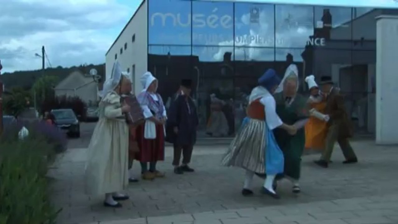Exposition sur les traditions Normandes au musée des sapeurs pompiers de Montville : Danse traditionnelle 2