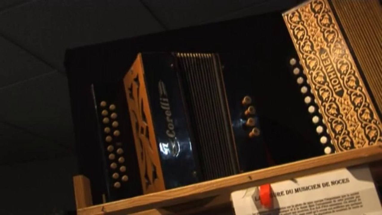 Exposition sur les traditions Normandes au musée des sapeurs pompiers de Montville : le_musicien des noces