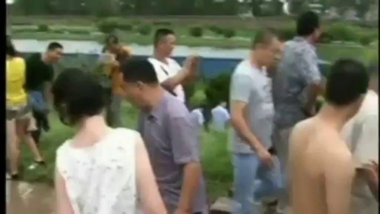 Une vague géante fait trente blessés en Chine après le passage du typhon Trami