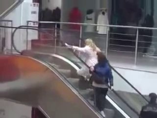 Rubia sube escalera al reves