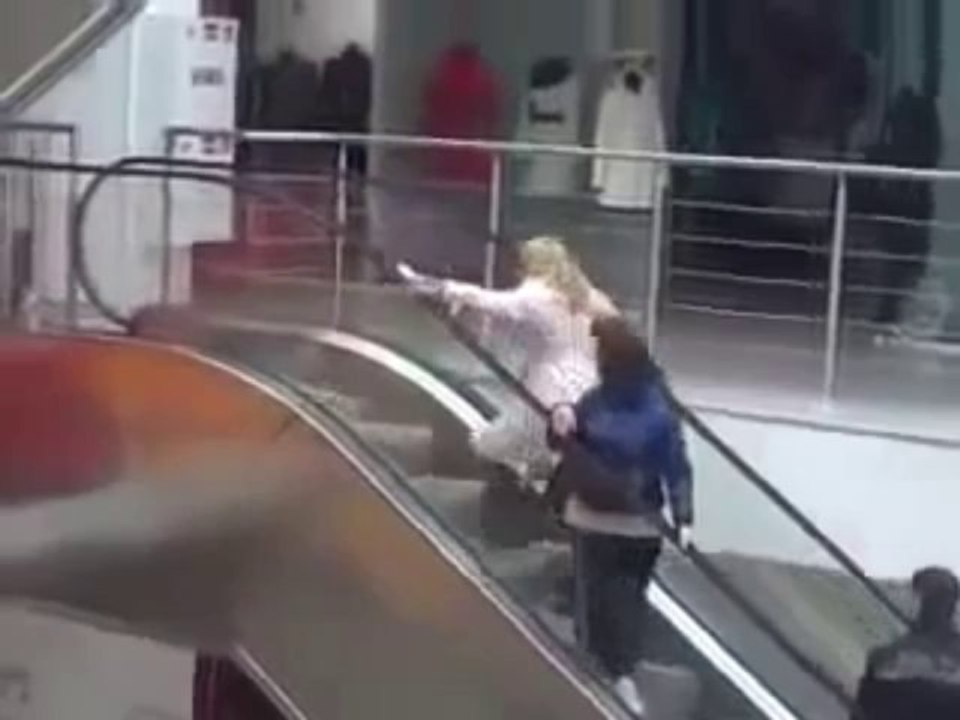 Rubia sube escalera al reves