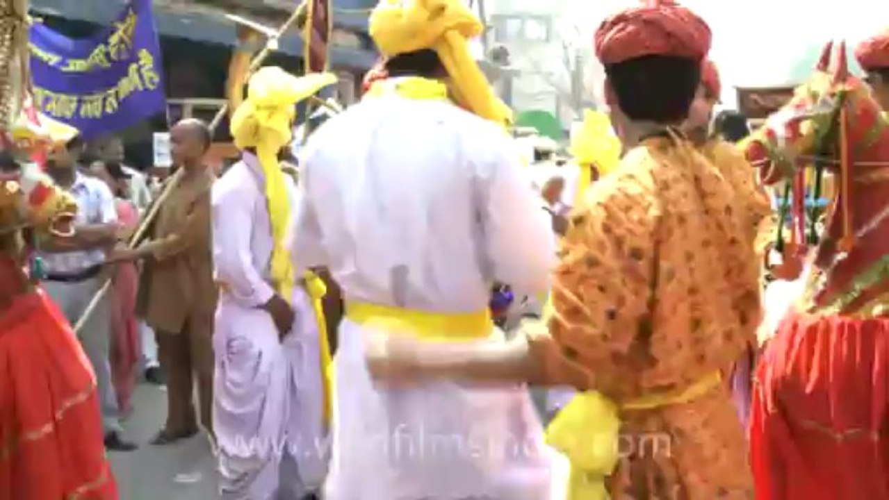 Mahavir jayanti-female devotees dancing in the parade-10