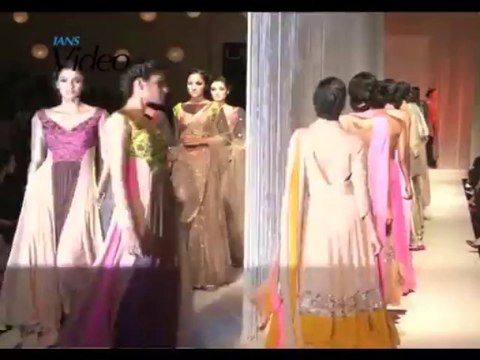 Manish displays Indian wear at LFW curtain raiser