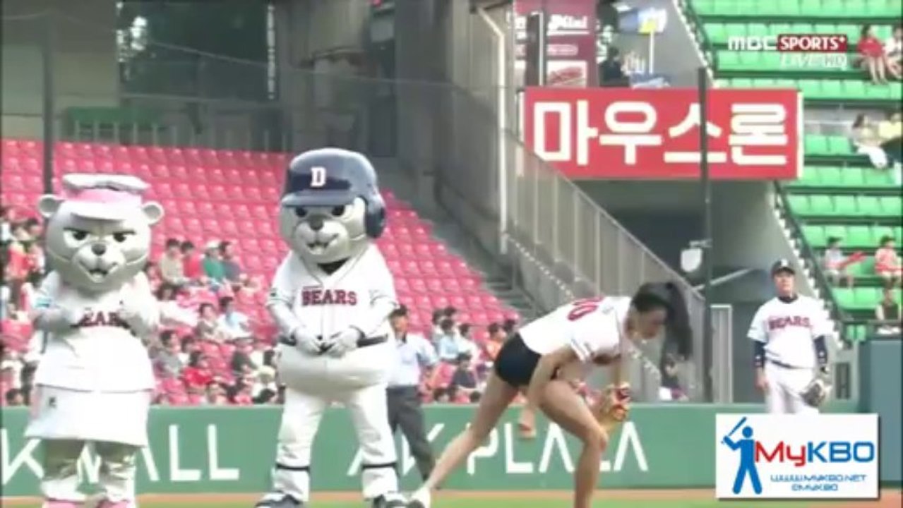 South Korean taekwondoist_actress Tae-Mi's first pitch