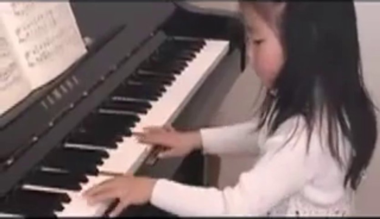 Pianistin (5 Jahre alt Japanerin)Bach minuet