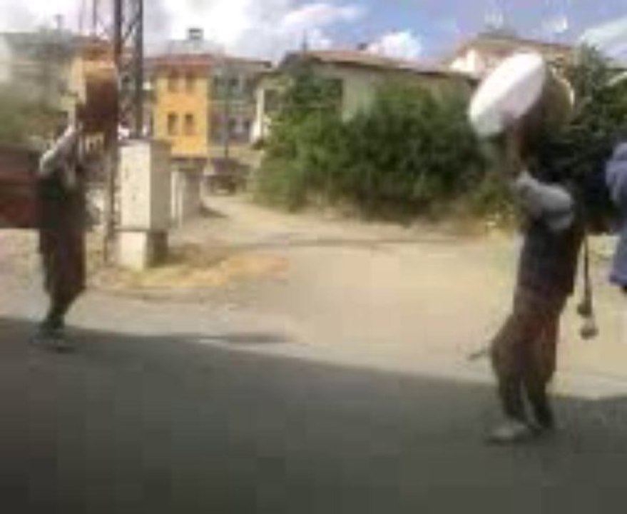 ANKARA SİNCAN YENİKENT MÜLK KÖYÜ İDRİS PARLAK'IN OĞLUNUN EVLENME DÜĞÜNÜ TARİH 23.08 2013 İSKİLİP DAVULCULARINDAN GÜZEL BİR OYUN İYİ SEYİRLER