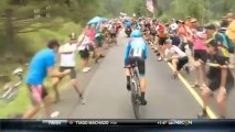 Une spectatrice montre ses seins à un coureur cycliste pour essayer de le déconcentrer