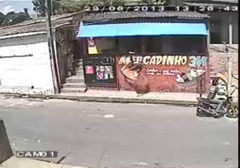 Le voleur est jeté par la fenêtre par le vendeur du magazin. Énorme!