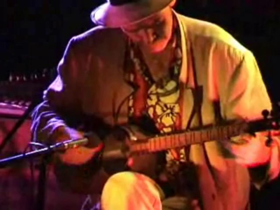 Concert Salernes Var 83  " DU O HASARD " Pierre HOSSEIN guitare, tarr, mandoline,balalaïka Mica ROYER: percussions Nicolas BUFFET: guitare Cyril COUCHENE: basse, le 23 Août 2013 à Salernes Var ZICO JARDIN  Atelier GABRIELLE  2, Cours Jean Bart  à Salernes