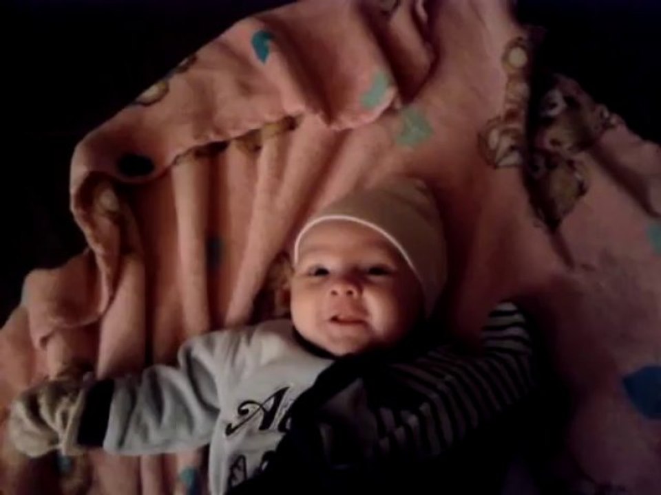 Emilia qui rigole avec son papa