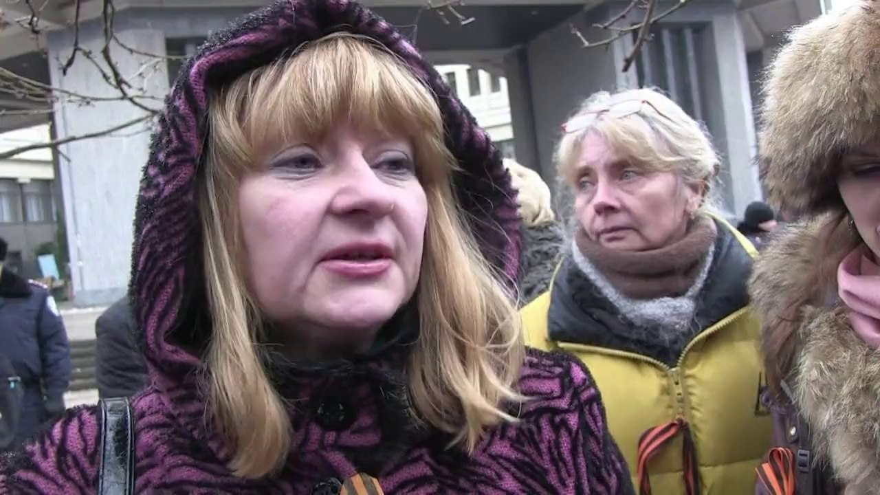 Pro-Russian Ukrainians rally outside Crimean parliament