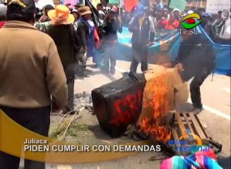 En Juliaca, dirigentes de la central de barrios de la ciudad piden a la alcaldesa interina de San Román, Sarina Mendoza Alarcón cumpla con los acuerdos firmados.