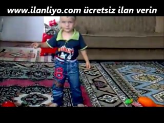 misket havası oynayan tatlı çocuk