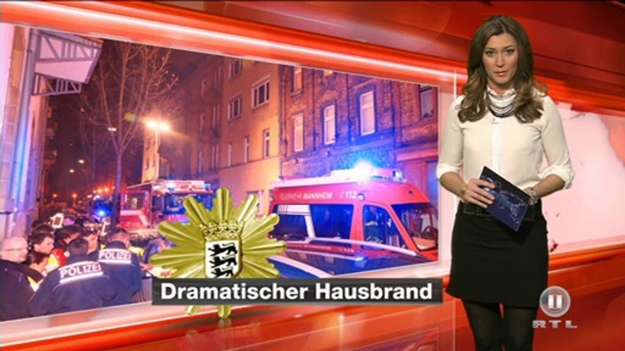 Sandra Thier in Mini & schwarzen Nylons