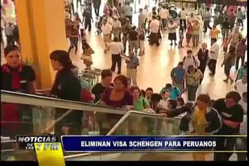Noticias de las 7: imágenes de la espectacular implosión de un edificio en Colombia (1/2)