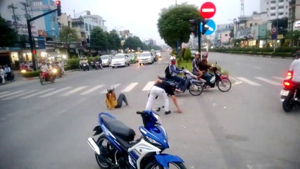 Đánh người yêu dã man giữa đường phố