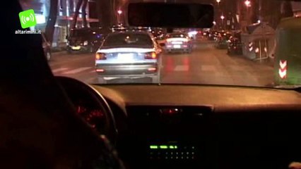 Calci e pugni al titolare di un bar e un poliziotto, due presi ma due scappano