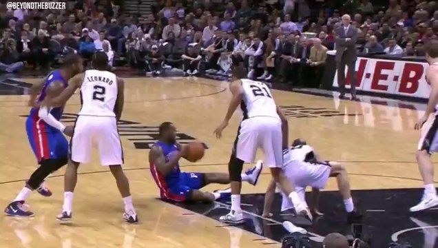 Manu Ginobili éclate sa chaussure en plein match de Basket!