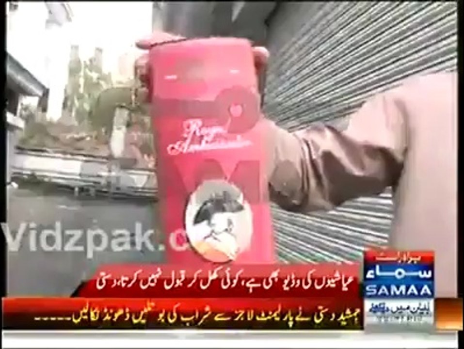 جمشید دستی پارلیمنٹ کے لاجز کے پاس کچرے میں موجود شراب کی خالی بوتلیں میڈیا کو دکھاتے ھوئے