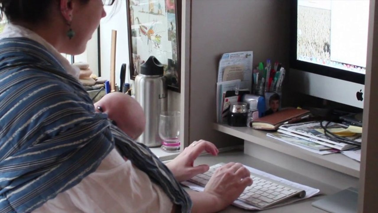 Maman à la maison seule, allaitant et active