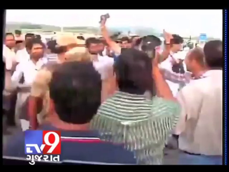 Tv9 Gujarat -  Asaram bapu's followers misbehave with media at Bhopal airport