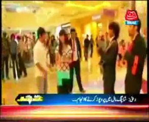 Girlfriend Hitting boy friend in mall during proposal