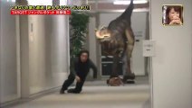 Caméra cachée Japonaise avec un dinosaure