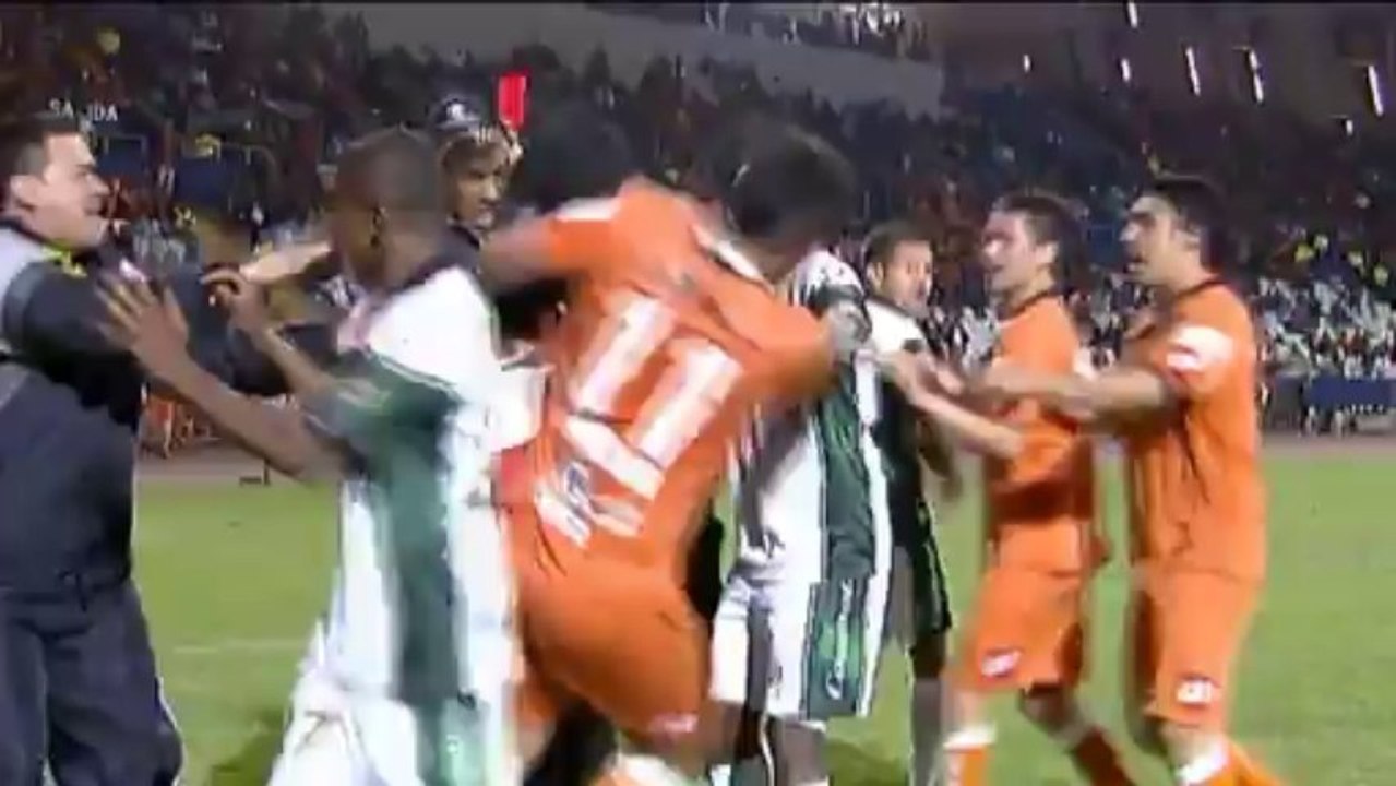 Copa sudamericana: rudelbildung! physio schupst spieler