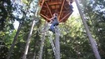 Pour grimper dans un arbre, il transforme un vélo en ascenseur