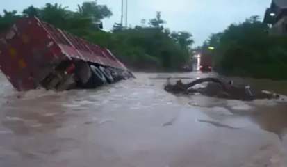 Un camion emporté par les courants d'eaux