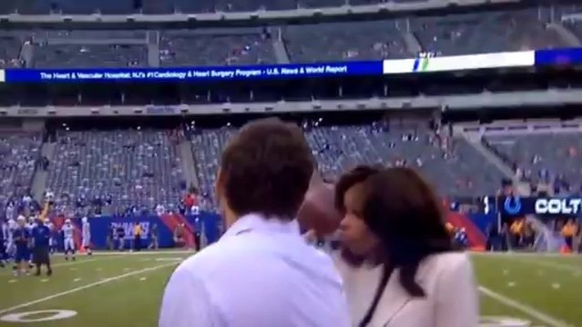 Une journaliste percutée par un ballon de foot US
