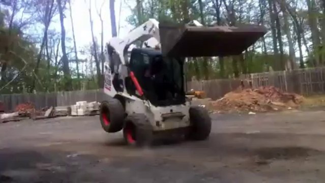 Fail avec un mini tracteur Bobcat