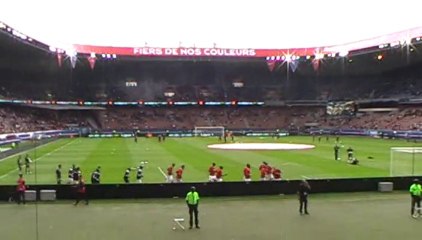 Скачать видео: PSG - Guingamp : Entrée des joueurs du Paris Saint Germain sur la pelouse du Parc des Princes