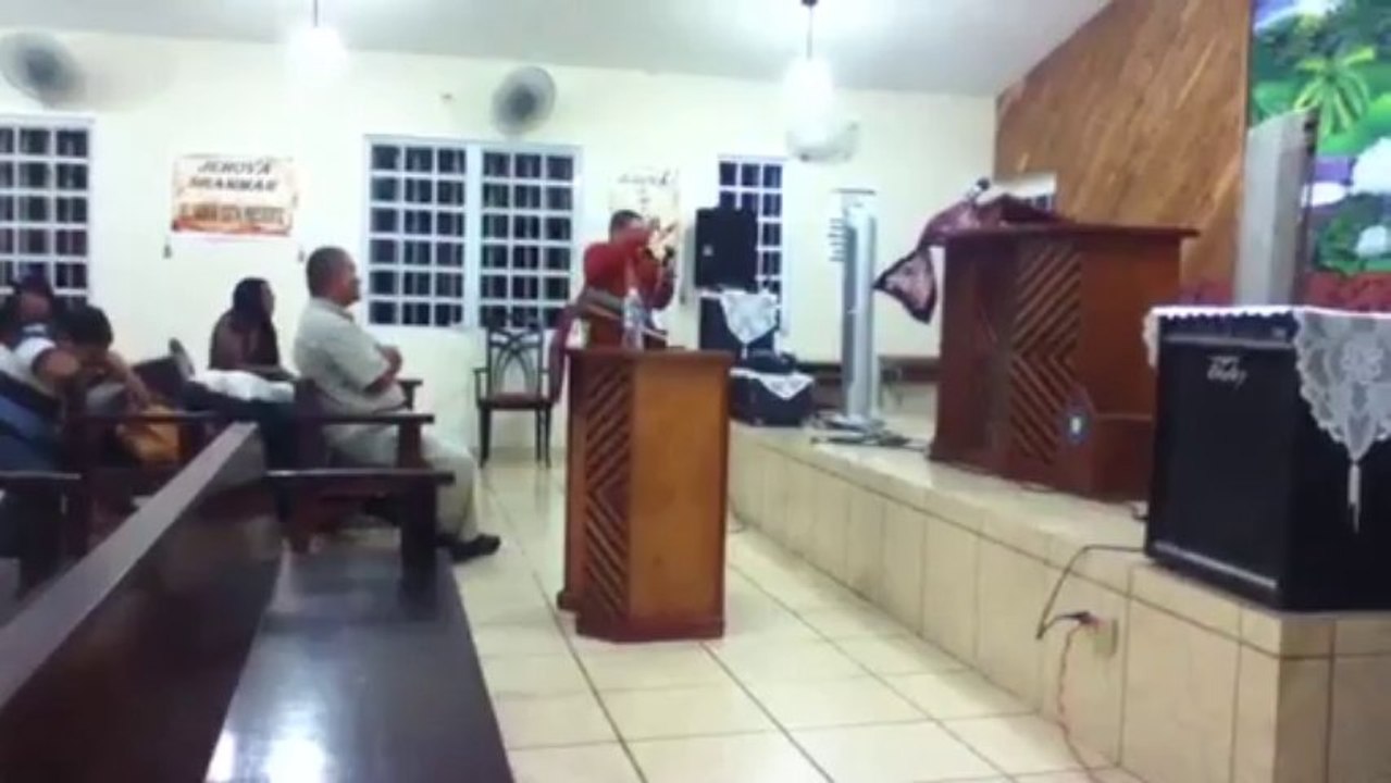 Evang.Samuel Santiago predicando 4