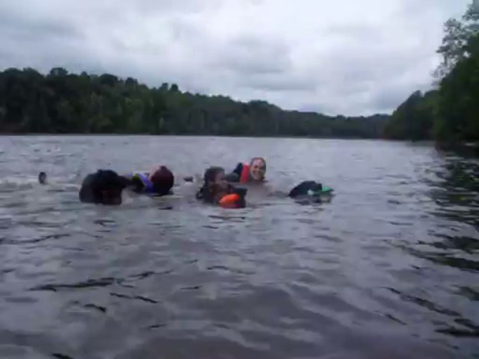 Farah et samaya au travail à l'eau