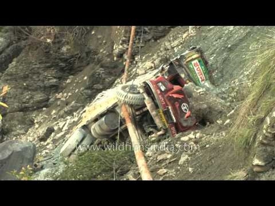 Truck with LPG cylinders falls in Bhagirathi Ga...