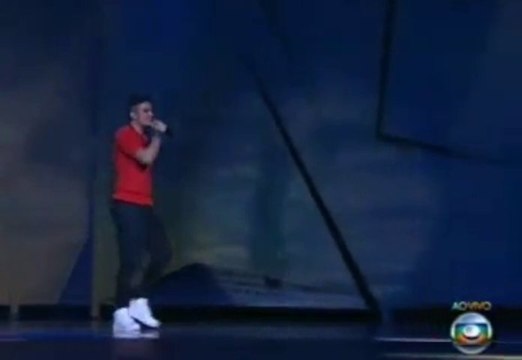 Luan cantando no Criança Esperança 2013.