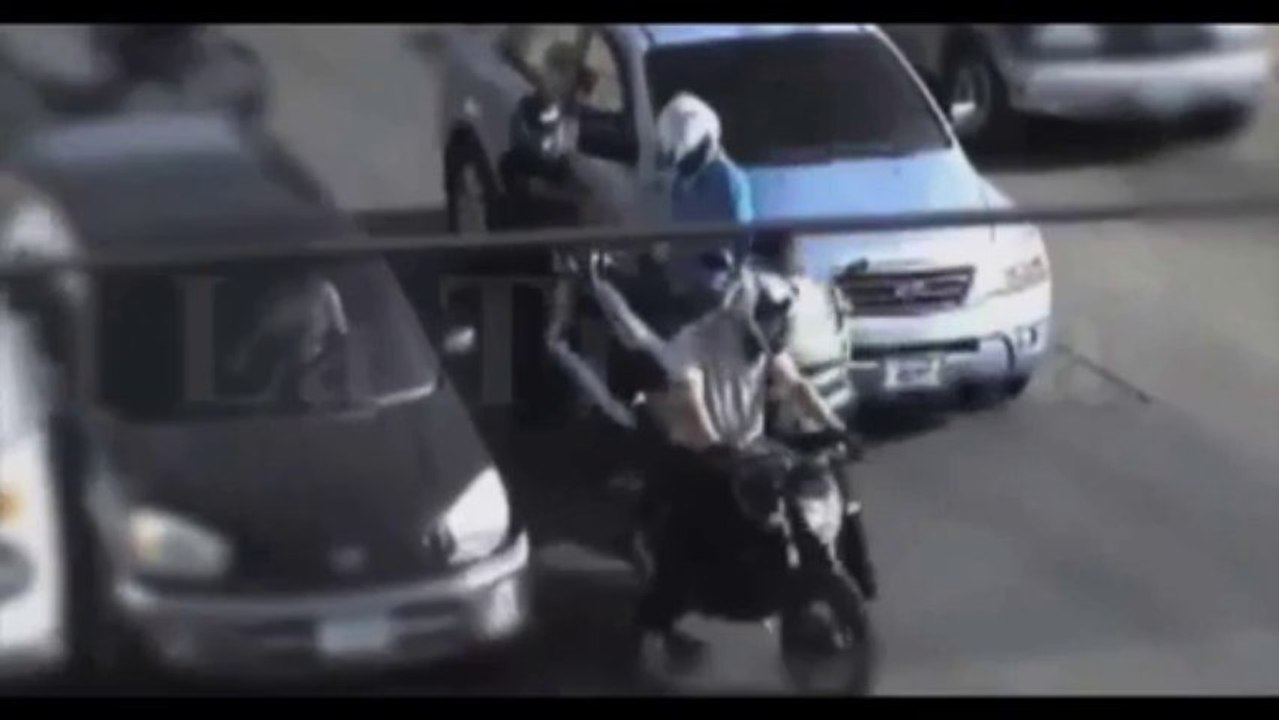 Un policier assassiné par deux hommes sur un moto en  (sicaires) à Tegucigalpa, au Honduras.