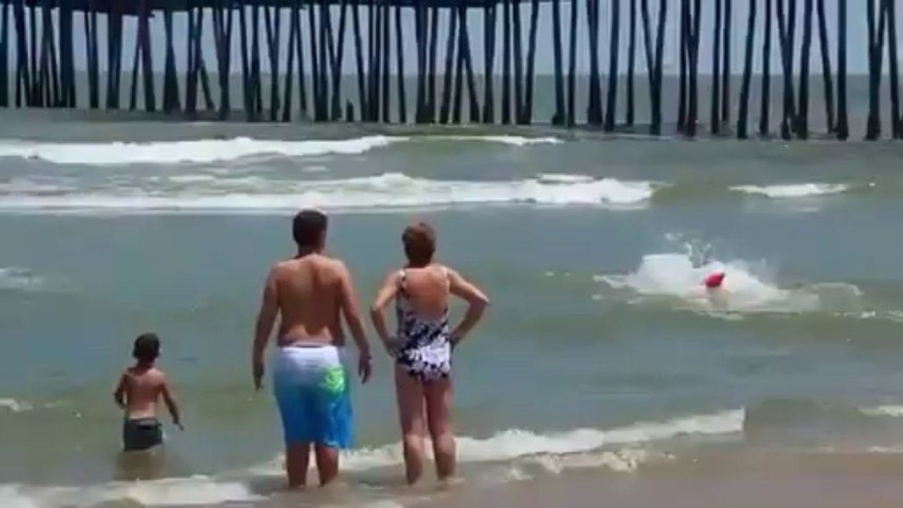 Le Pire maître nageur de la plage jamais vu !