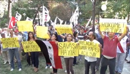 Manifestations de pacifistes et de partisans d'Assad...