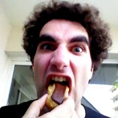 Manger des éclairs au chocolat