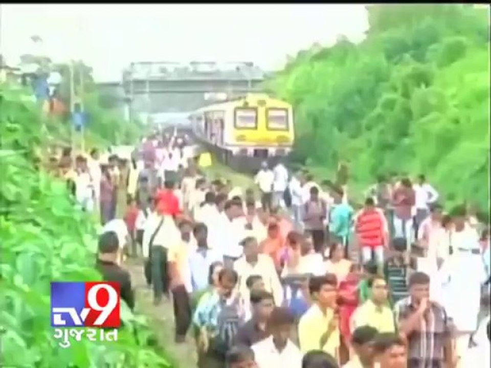Tv9 Gujarat - Asaram Bapu's supporters blocks railway track in Ulhasnagar