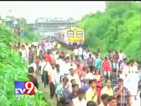 Tv9 Gujarat - Asaram Bapu's supporters blocks railway track in Ulhasnagar
